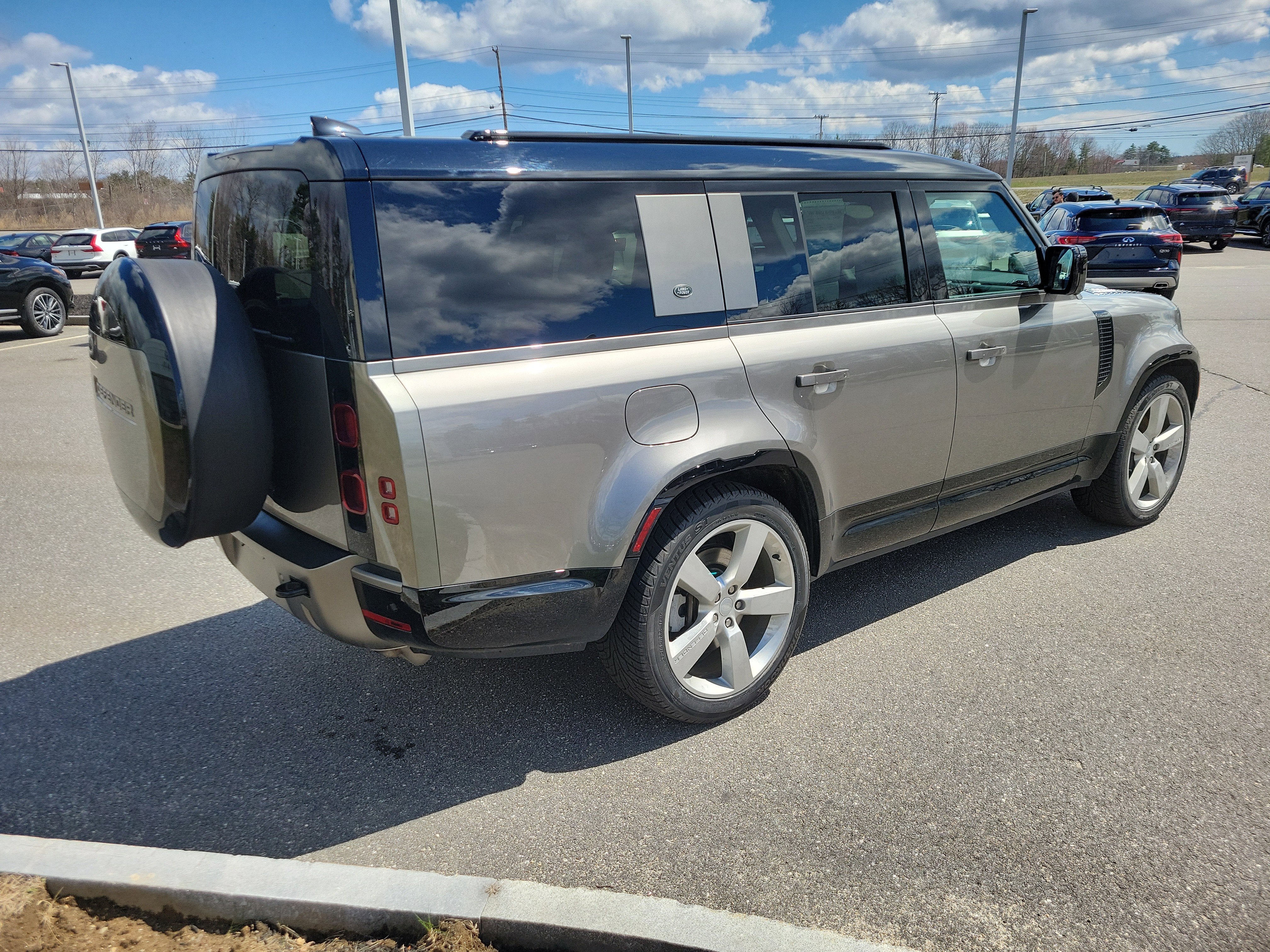 2024 Land Rover Defender X-Dynamic SE