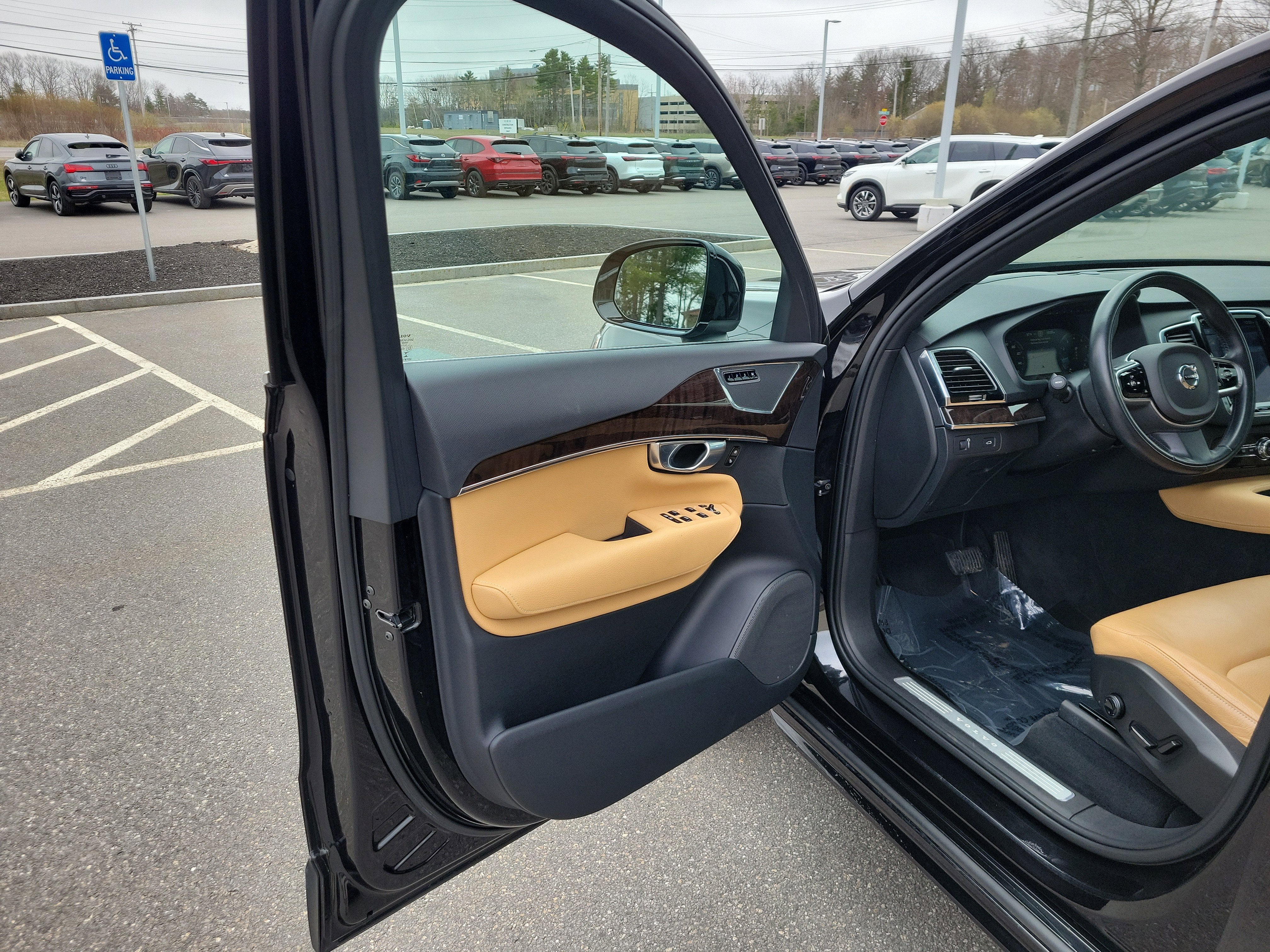 2017 Volvo XC90 Momentum