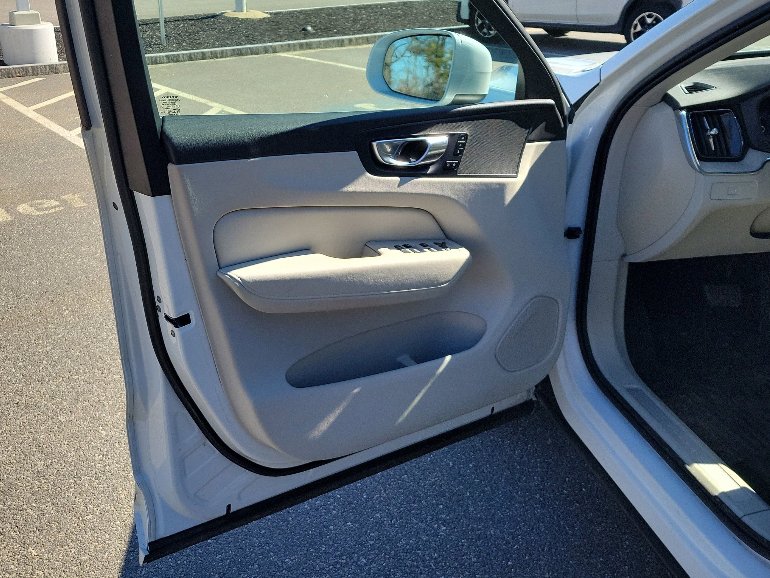 2023 Volvo XC60 Plus Bright Theme