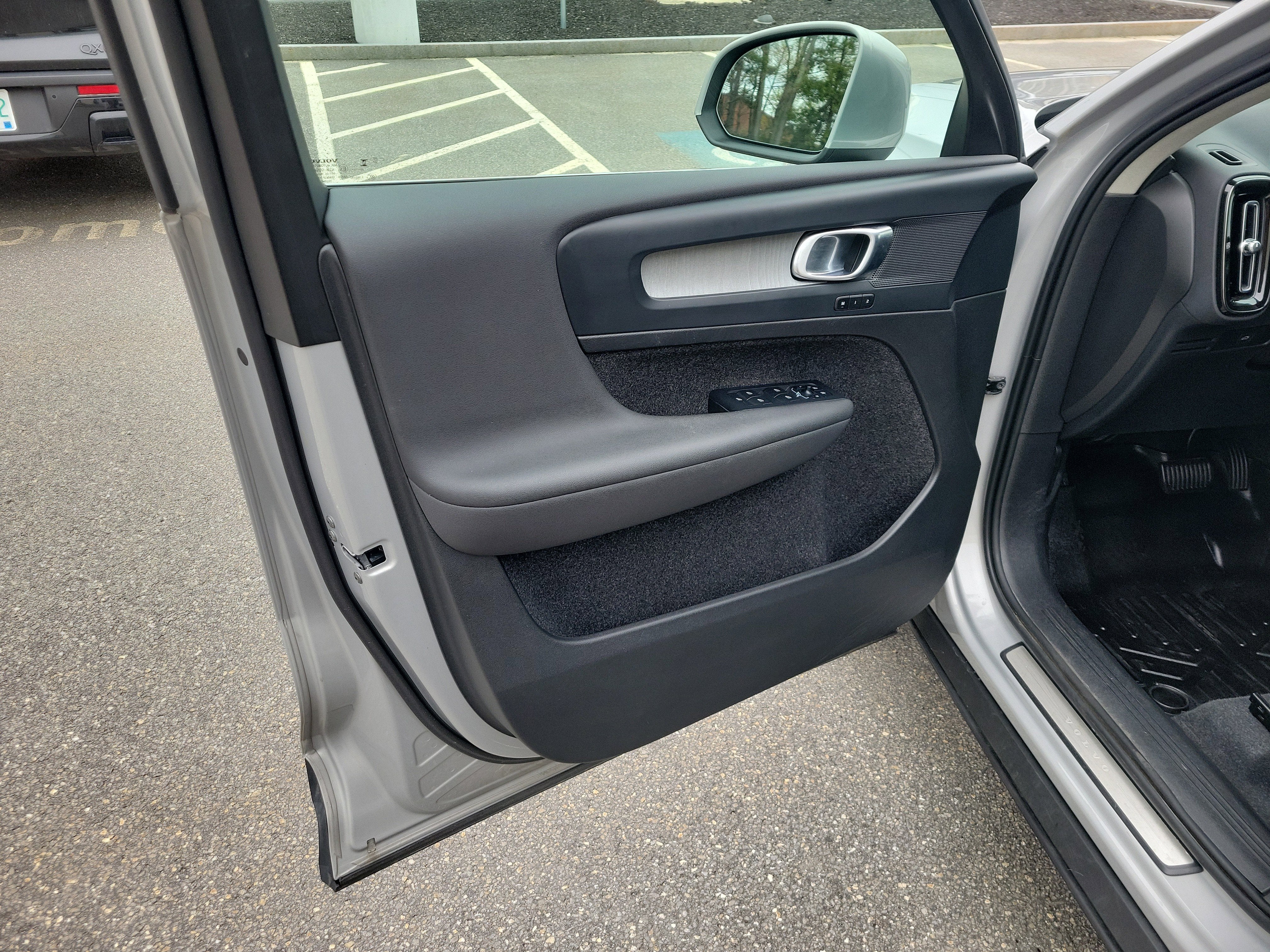 2024 Volvo XC40 Plus Bright Theme
