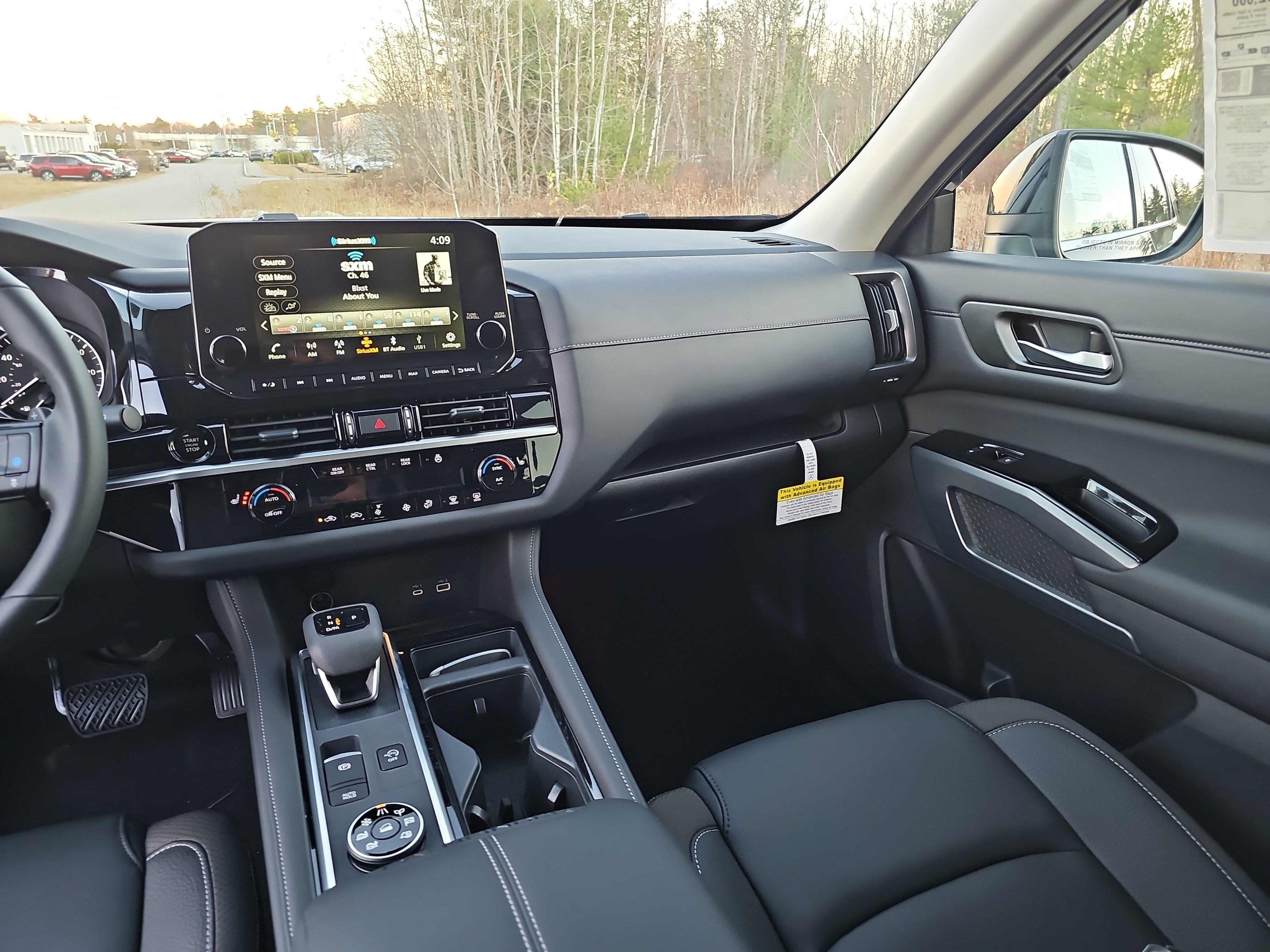 2025 Nissan Pathfinder SL