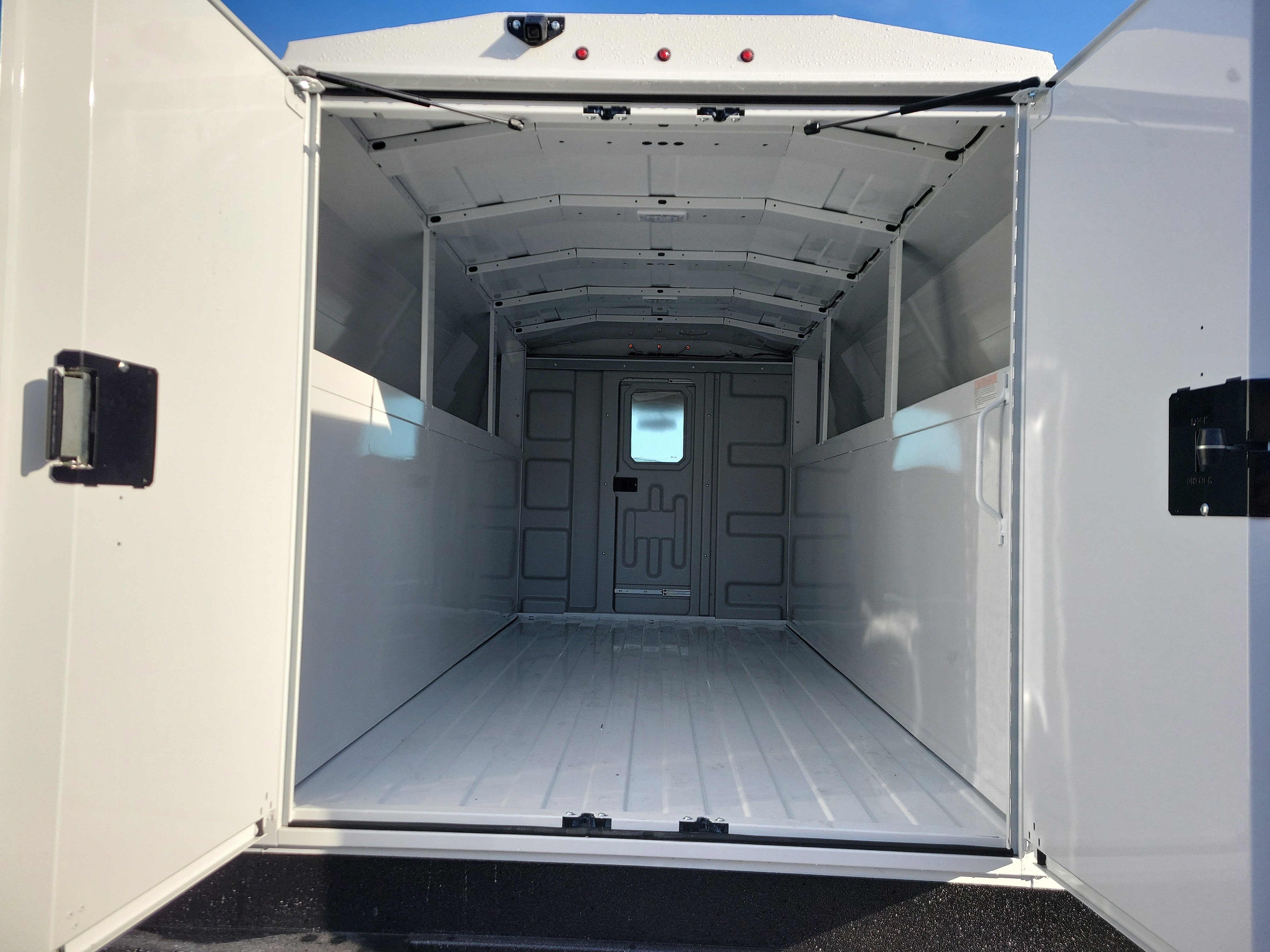 2025 GMC Savana Cutaway 3500 1WT