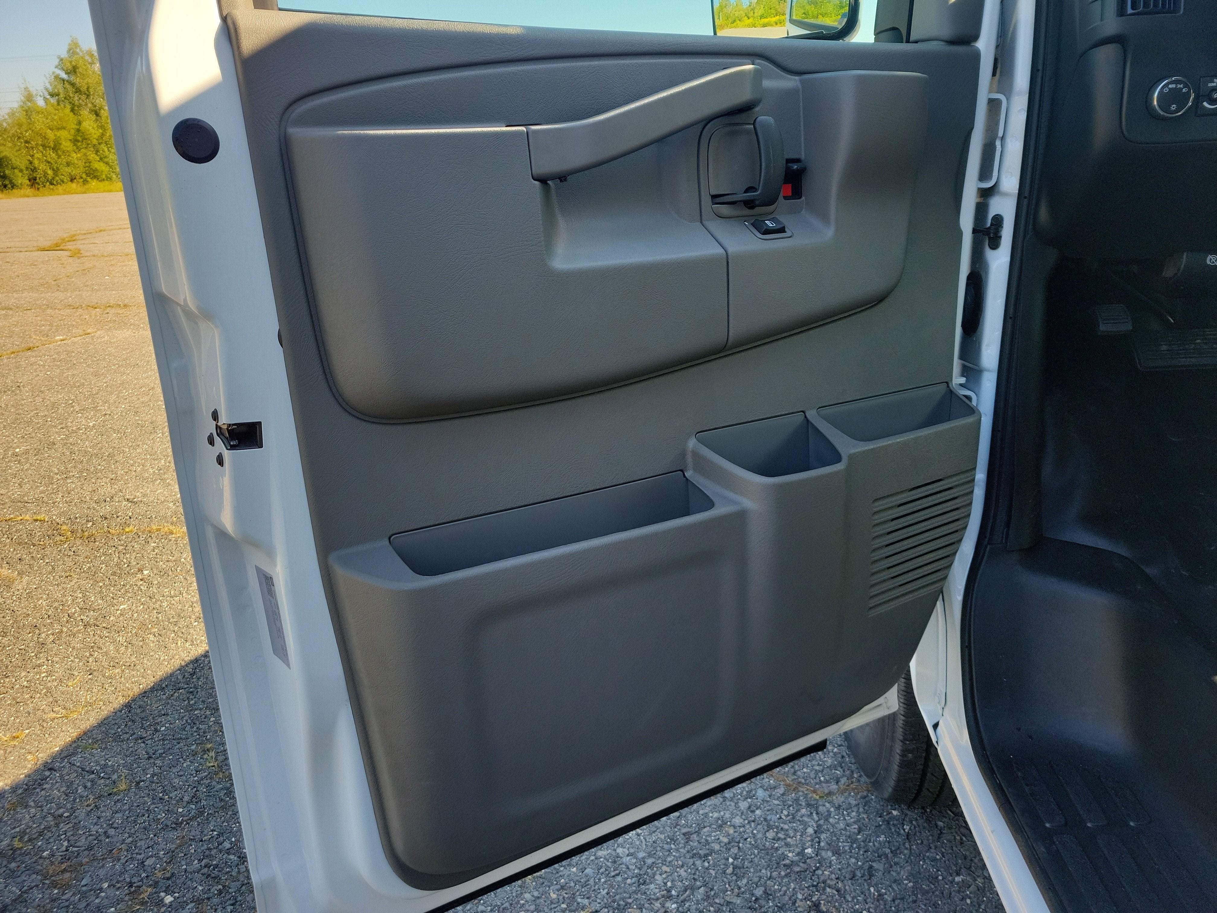 2025 GMC Savana Cutaway 3500 1WT