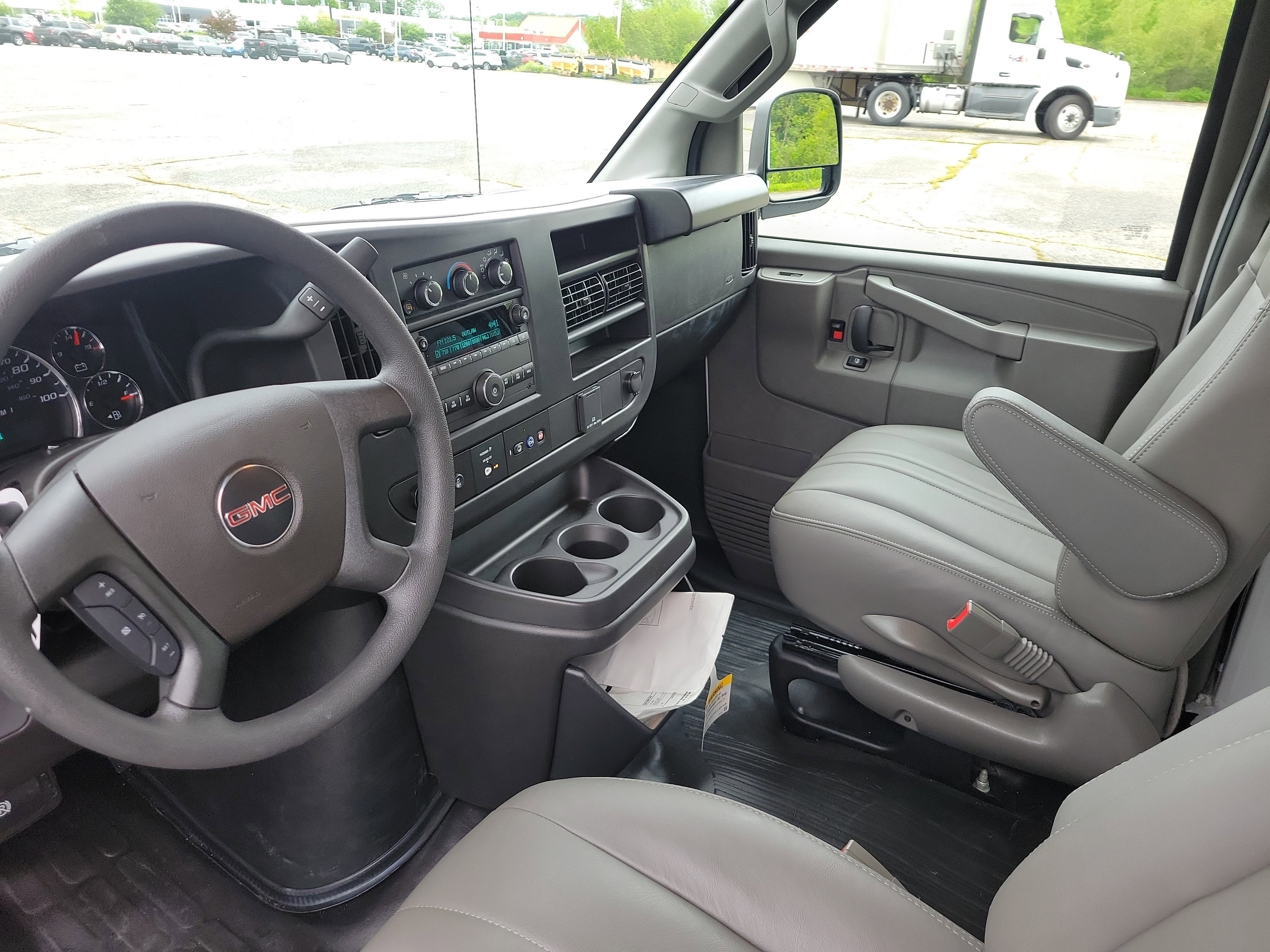 2025 GMC Savana Cutaway 3500 1WT