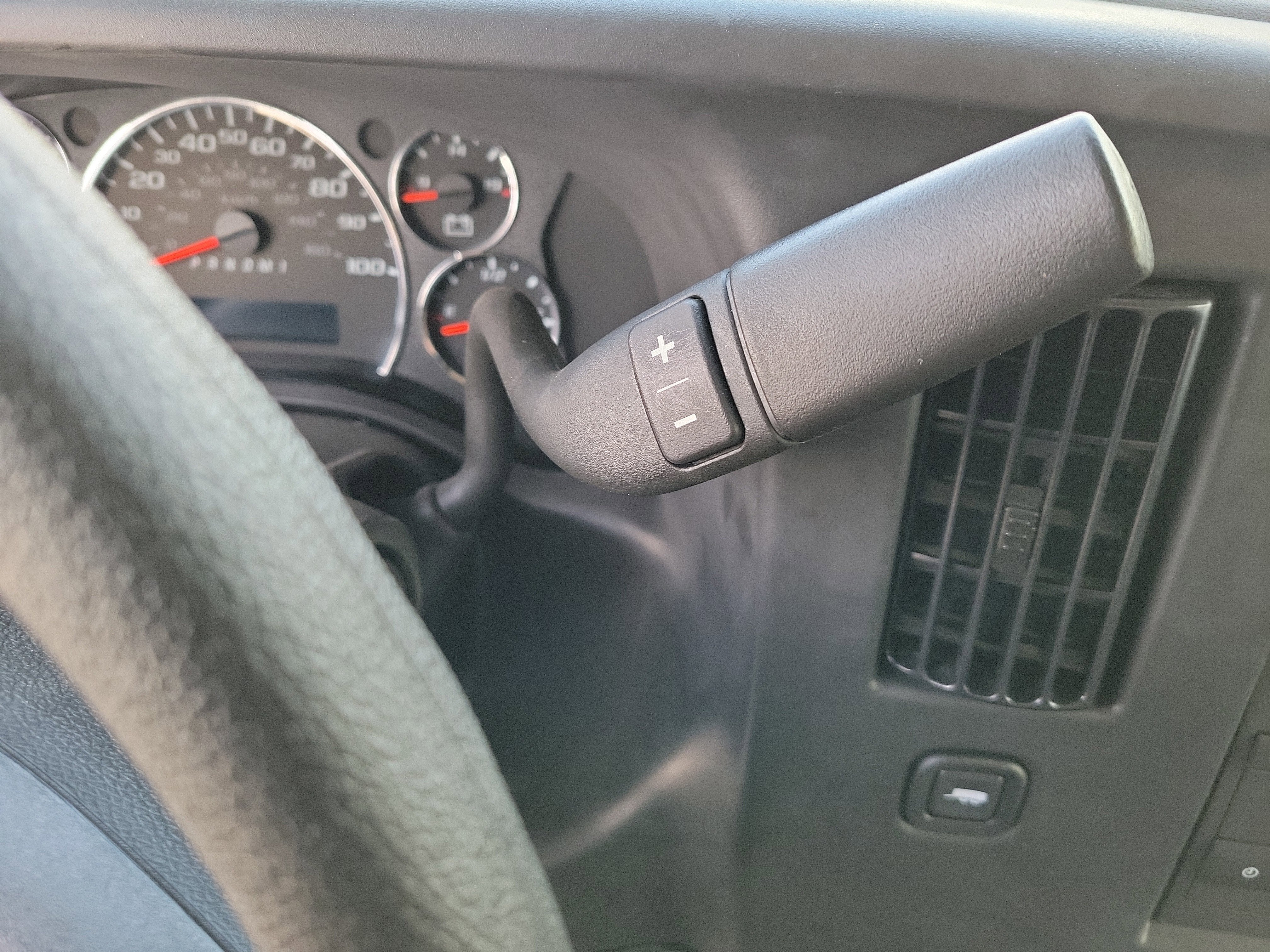 2025 GMC Savana Cutaway 3500 1WT