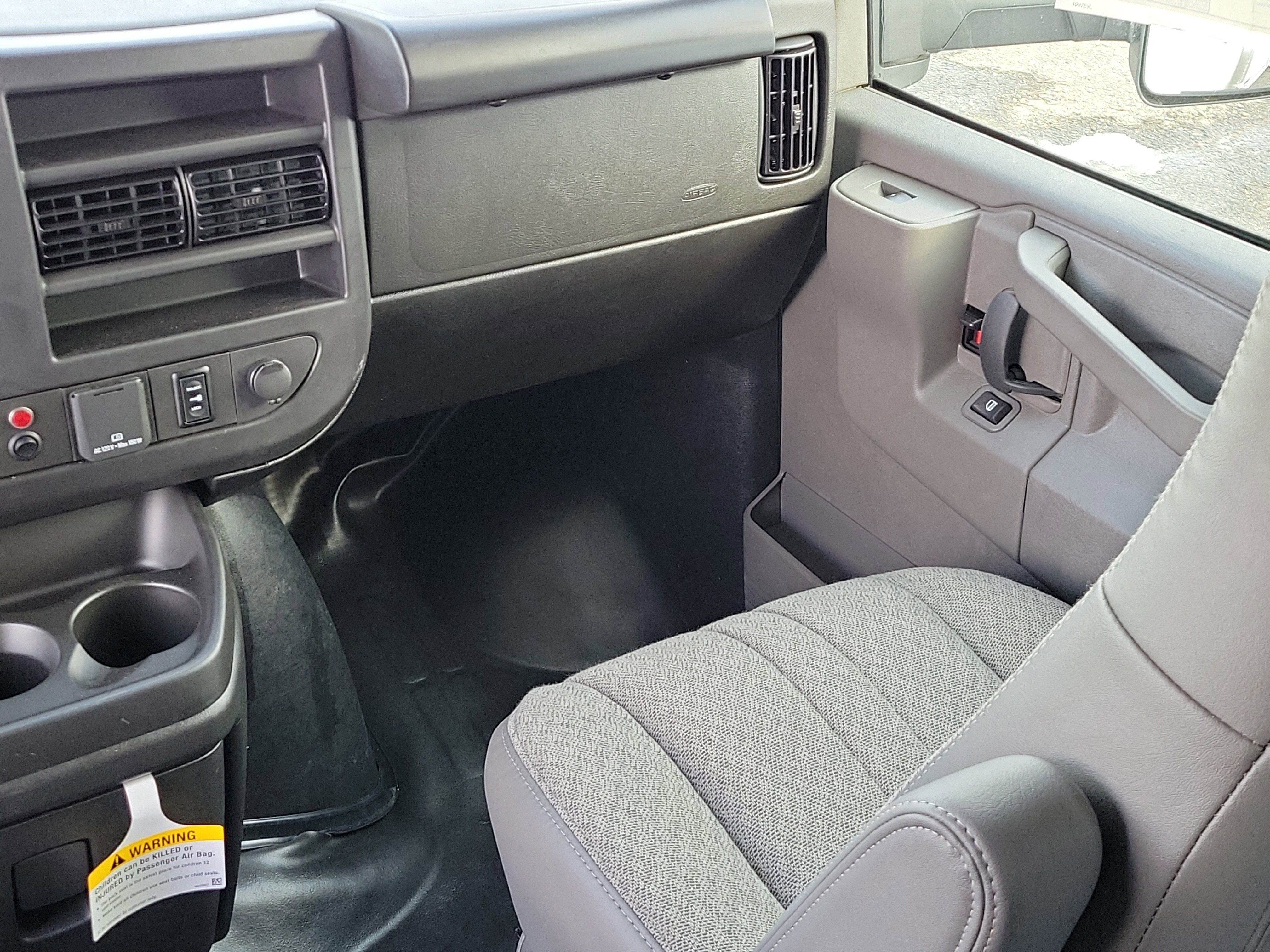 2025 GMC Savana Cutaway 3500 1WT