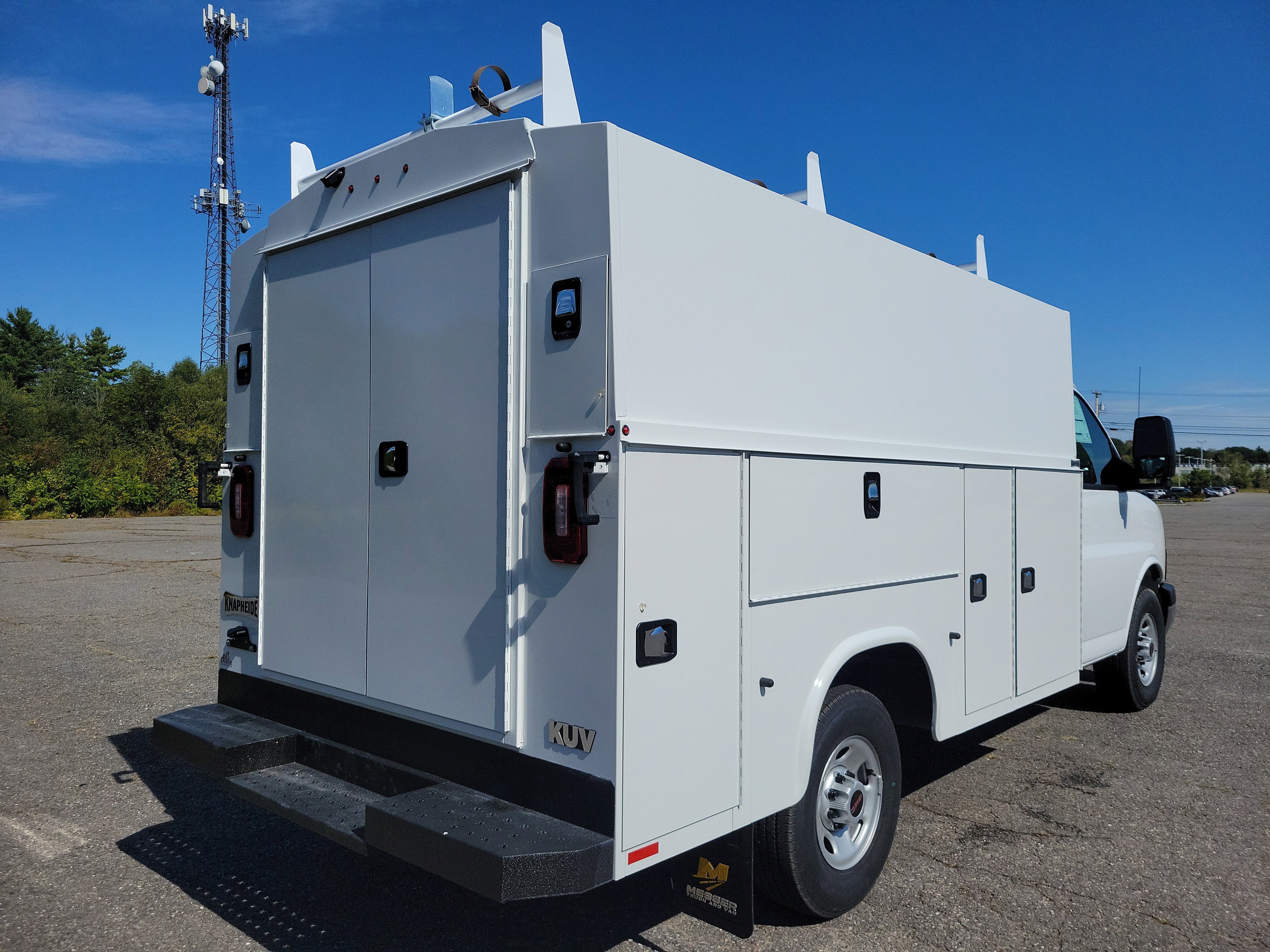 2025 GMC Savana Cutaway 3500 1WT