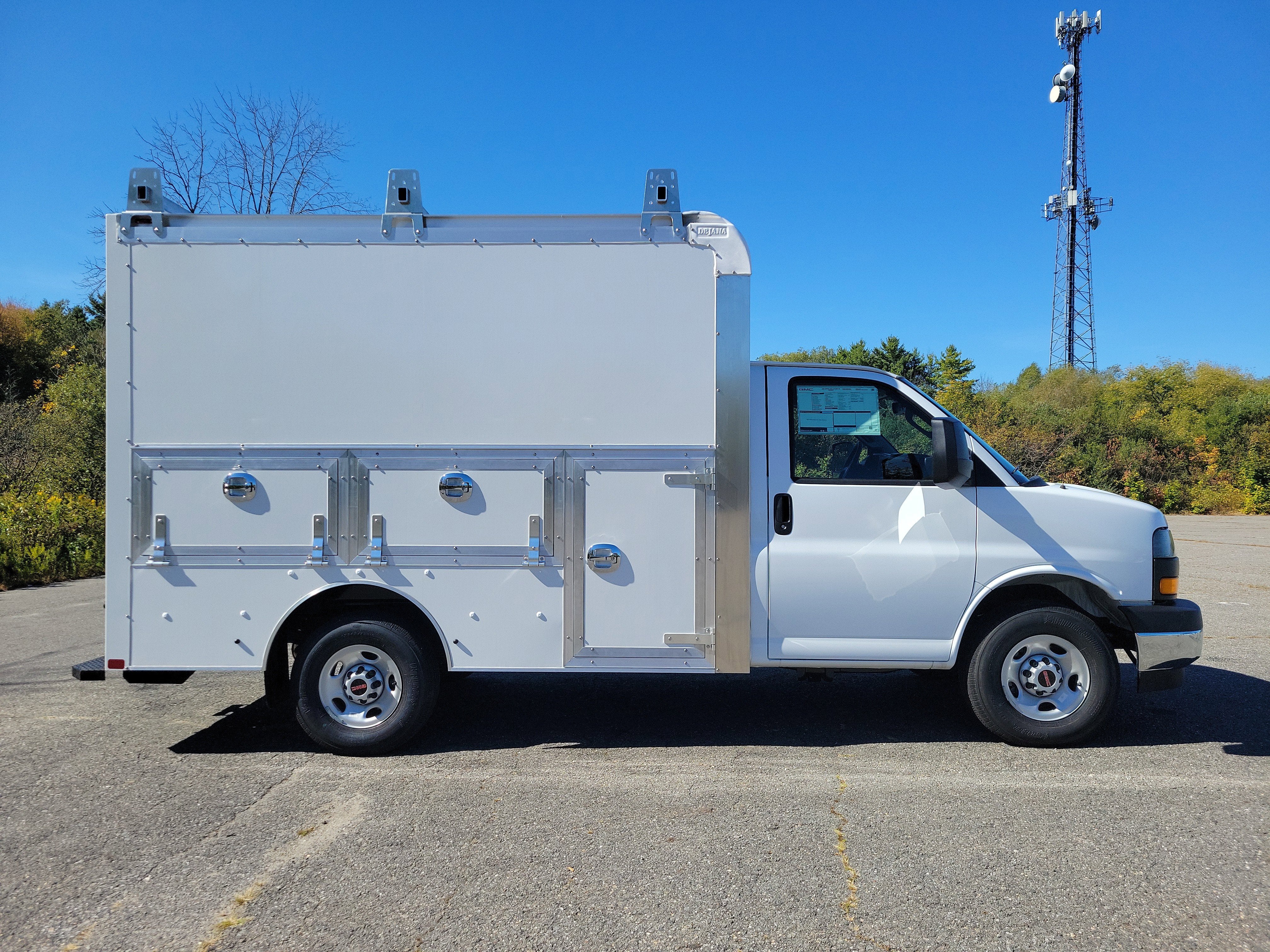 2025 GMC Savana Cutaway 3500 1WT