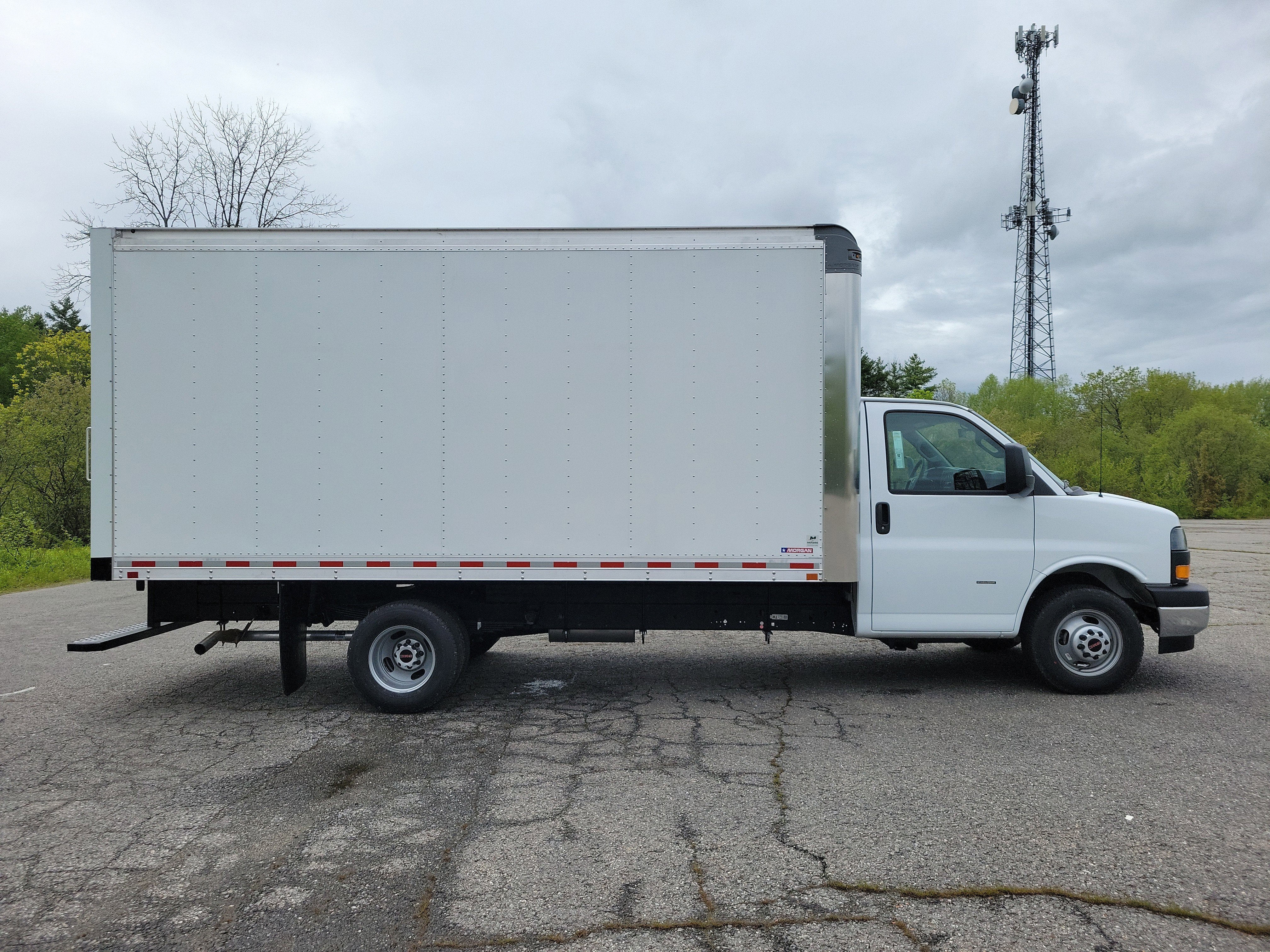 2025 GMC Savana Cutaway 3500 1WT