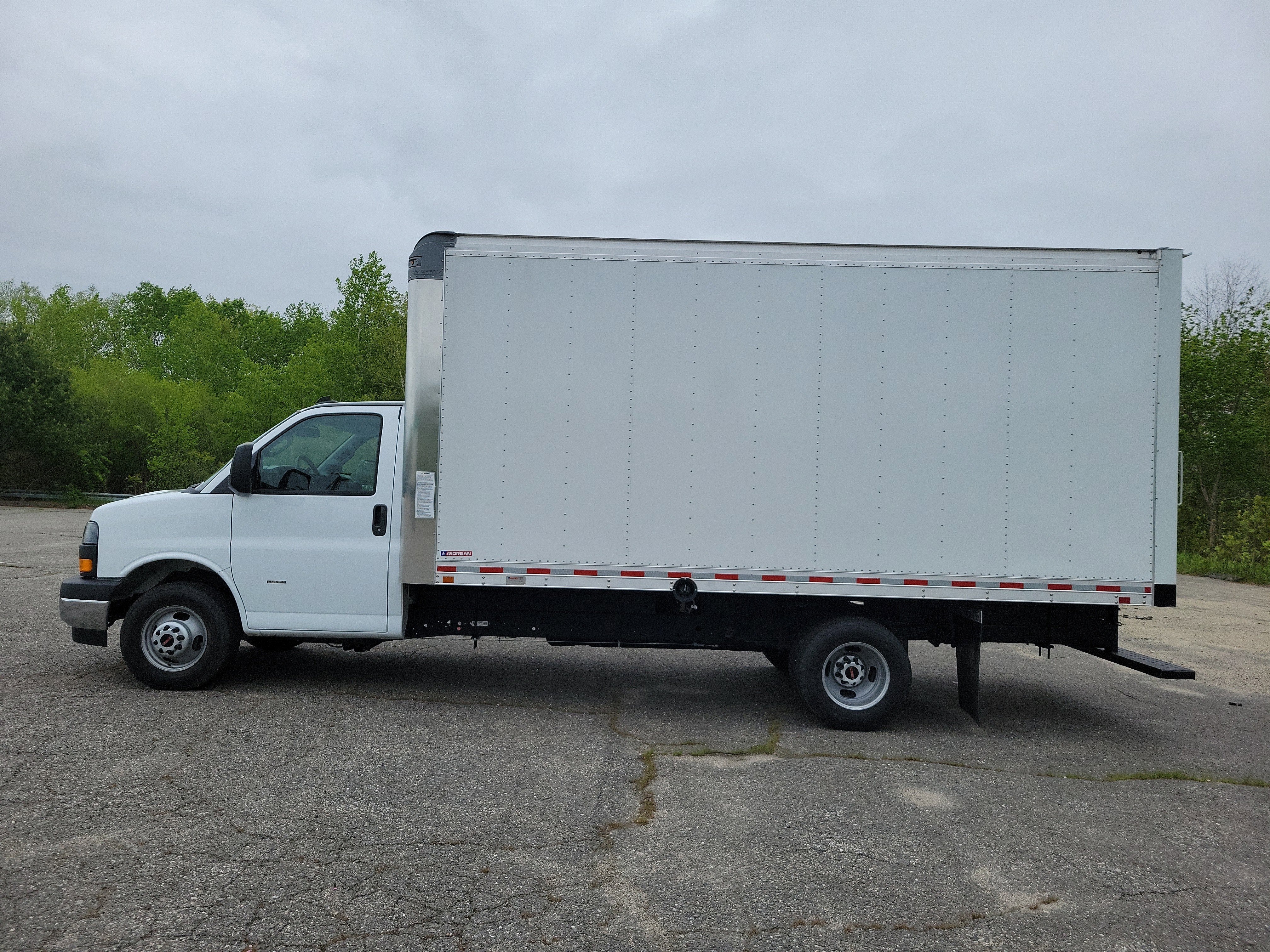 2025 GMC Savana Cutaway 3500 1WT