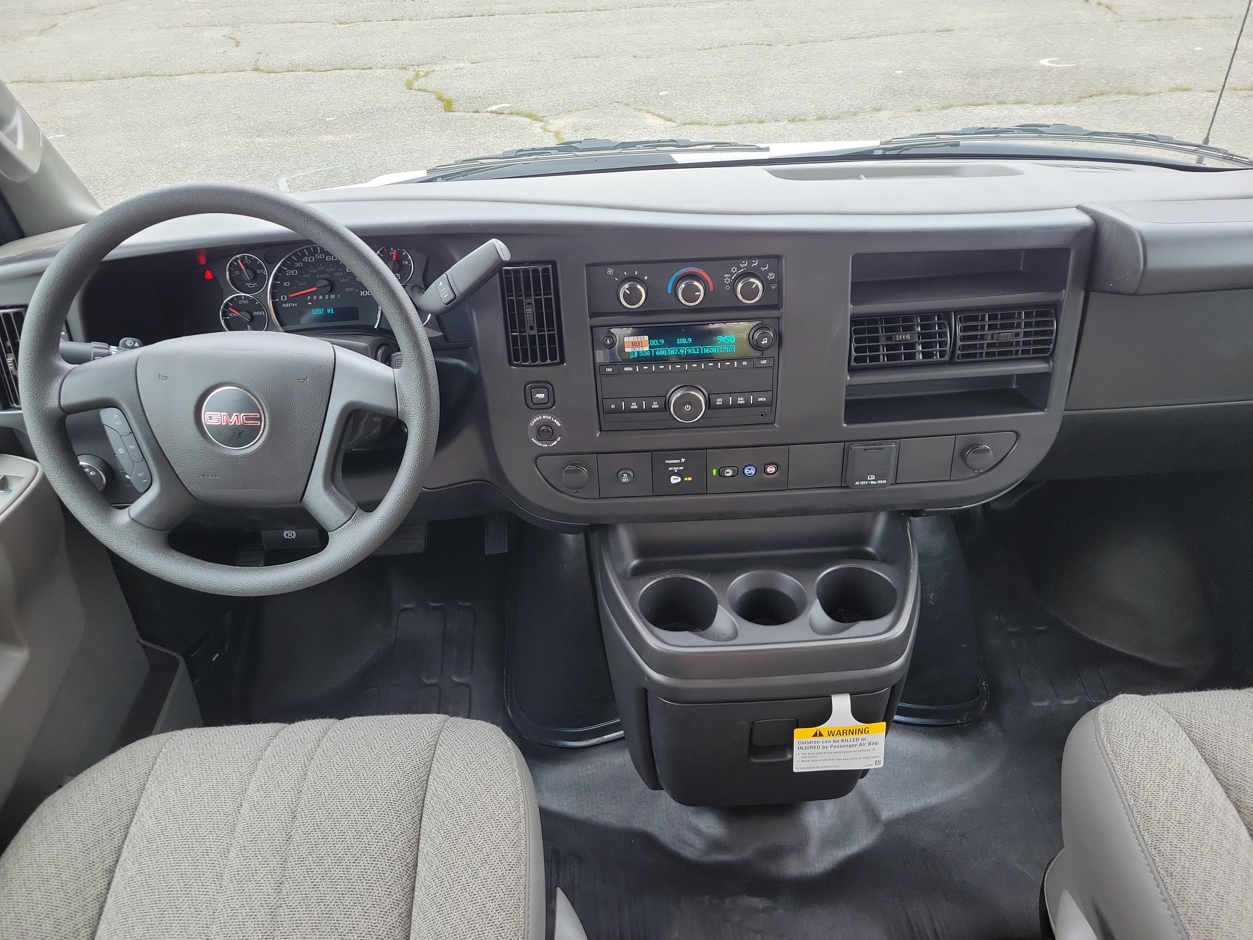 2025 GMC Savana Cutaway 3500 1WT