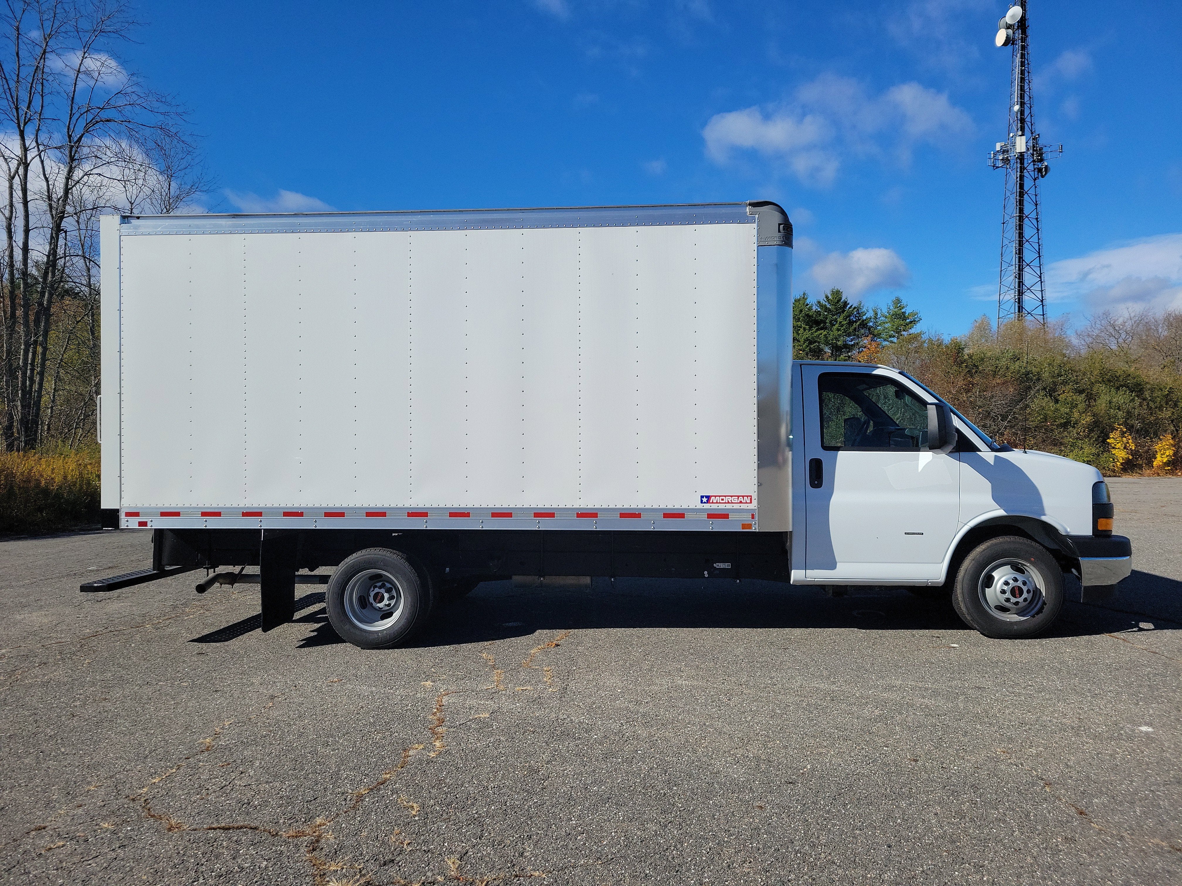 2025 GMC Savana Cutaway 3500 1WT