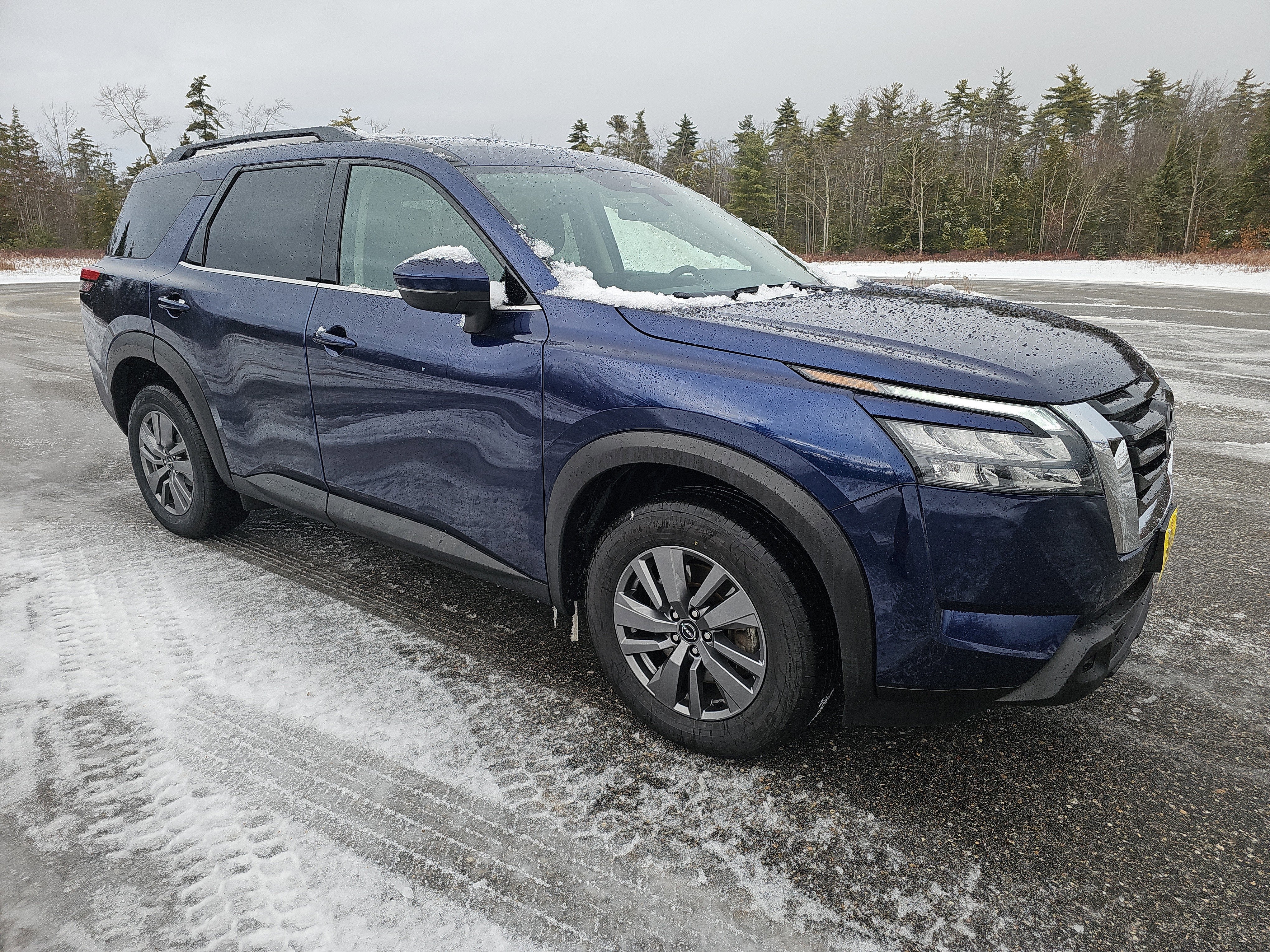 2025 Nissan Pathfinder SV